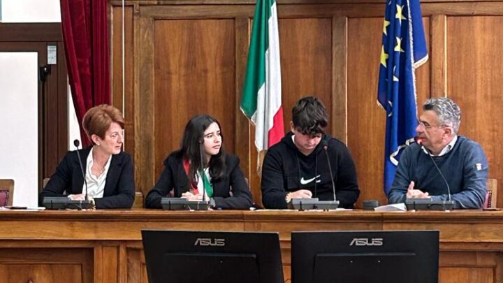 Ieri Consiglio comunale dei ragazzi, si è discusso di educazione civica, accoglienza, solidarietà, droga