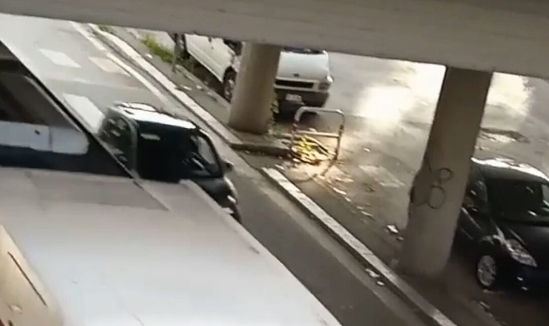 Roma – Individuati e denunciati gli autori del lancio del forno a microonde sull’autobus Roma – Individuati e denunciati gli autori del lancio del forno a microonde sull’autobus