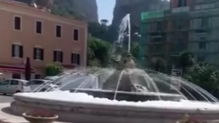 Vandalizzata la fontana a Terracina, schiuma anzichè acqua