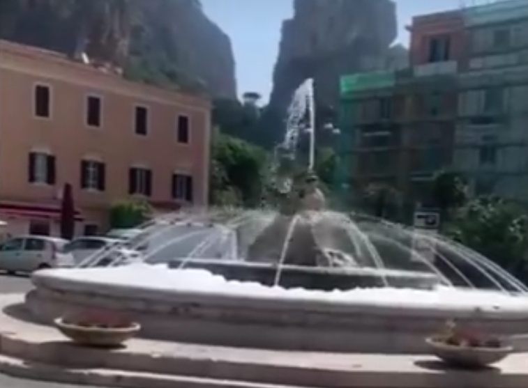 Vandalizzata la fontana a Terracina, schiuma anzichè acqua