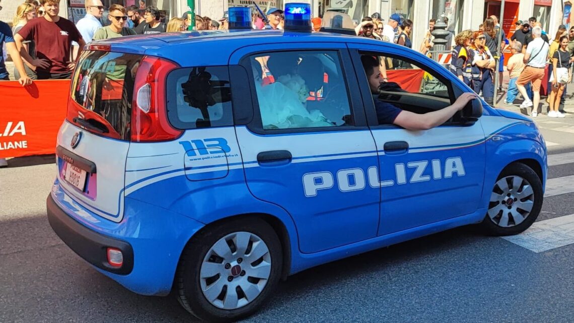 Roma – Sposa bloccata nel traffico per il Giro d’Italia, accompagnata in chiesa dalla polizia Roma – Sposa bloccata nel traffico per il Giro d’Italia, accompagnata in chiesa dalla polizia