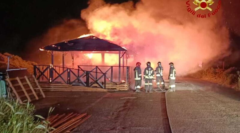 Latina, incendi ai chioschi sul lungomare, le indagini passano all’Antimafia