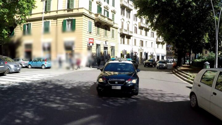“Signore ha la ruota bucata” e rubano la borsa, 3 arresti a Roma