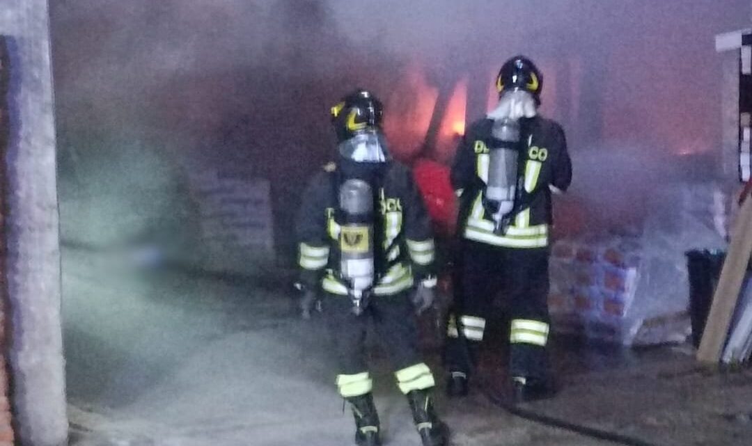 Magazzino in fiamme a Latina, a fuoco due muletti elevatori