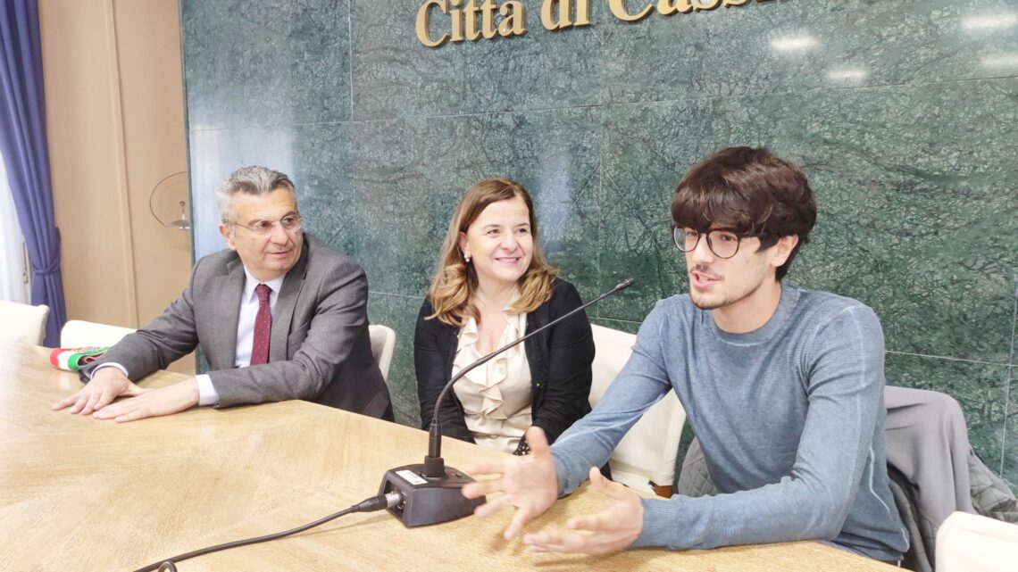 Cassino – Il sindaco premia lo studente Michele Bosco, primo classificato al Certamen Ciceronianum Normanno