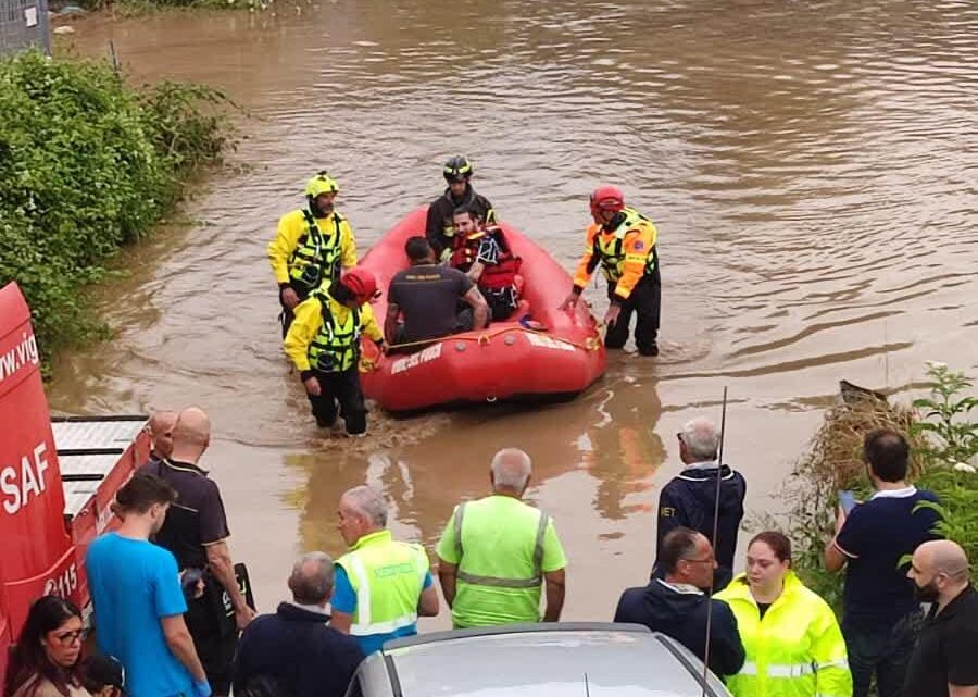 Nubifragio su Roma Nord, centro estivo allagato a Fidene e decine di bambini soccorsi con gommoni Nubifragio su Roma Nord, centro estivo allagato a Fidene e decine di bambini soccorsi con gommoni