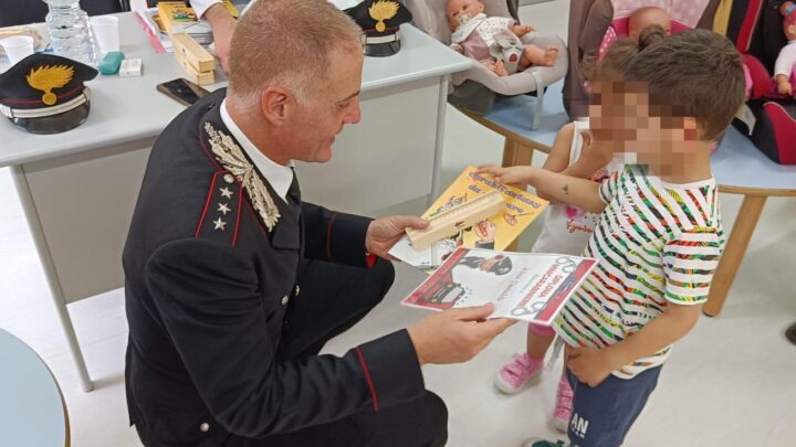 Carabinieri  all’asilo nido comunale “Raggi di Sole”; incontro con i bambini ed i genitori