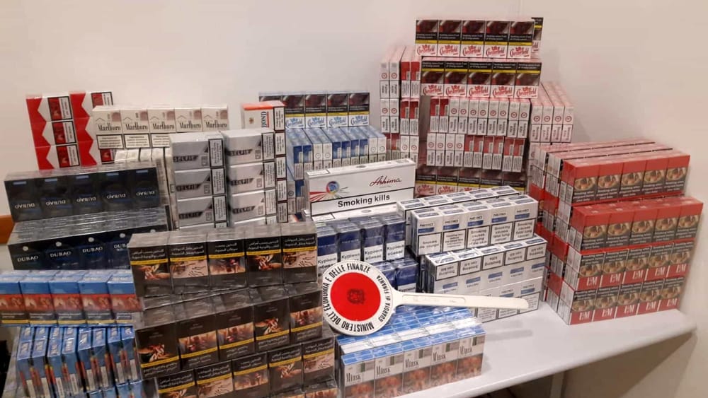 Trovato in possesso di sigarette di contrabbando; elevata sanzione di oltre 11.000 euro