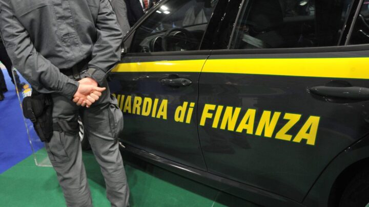 Sequestrati dalla Guardia di finanza di Latina 135 kg di marijuana, arrestato il corriere