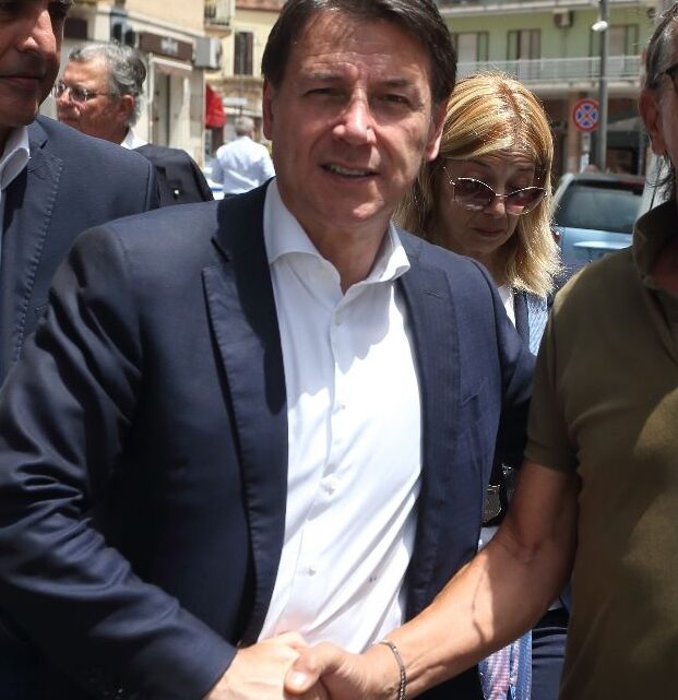 Incidente stradale su A1 a Frosinone, coinvolto Giuseppe Conte Incidente stradale su A1 a Frosinone, coinvolto Giuseppe Conte