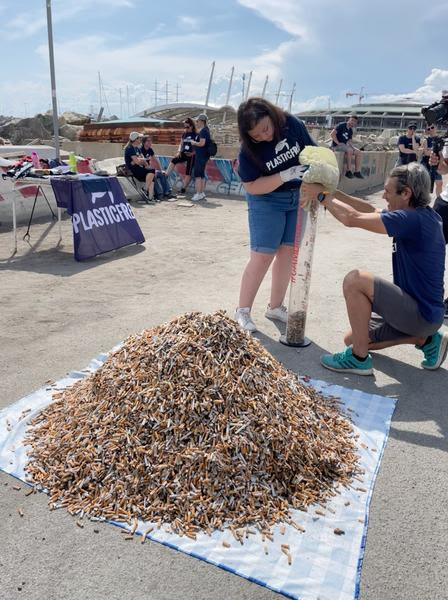 Sessanta chili di mozziconi di sigarette raccolti nel Lazio dai volontari di “Plastic free”