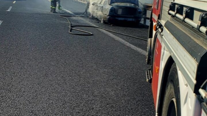 Auto in fiamme sull’autostrada A1 a Caianello