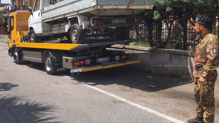 Caserta – Sequestrati tre autocarri utilizzati per lo smaltimento illecito di rifiuti