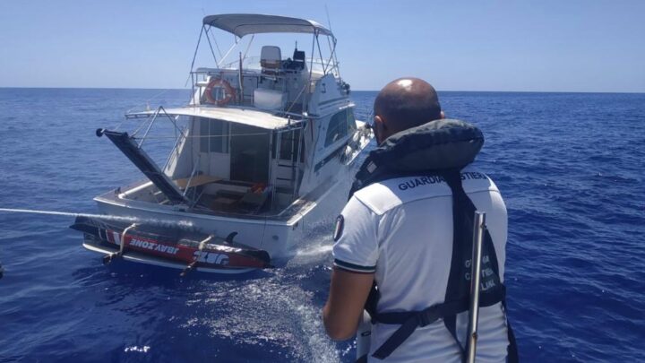 Ponza; incendio a bordo di un’imbarcazione, interviene la Guardia Costiera