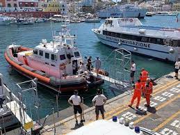 Ponza, esplosione su un peschereccio due feriti