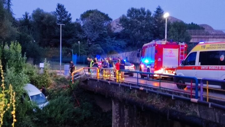 Incidente stradale a Cassino, auto esce di strada e rischia di finire nel fiume Rapido