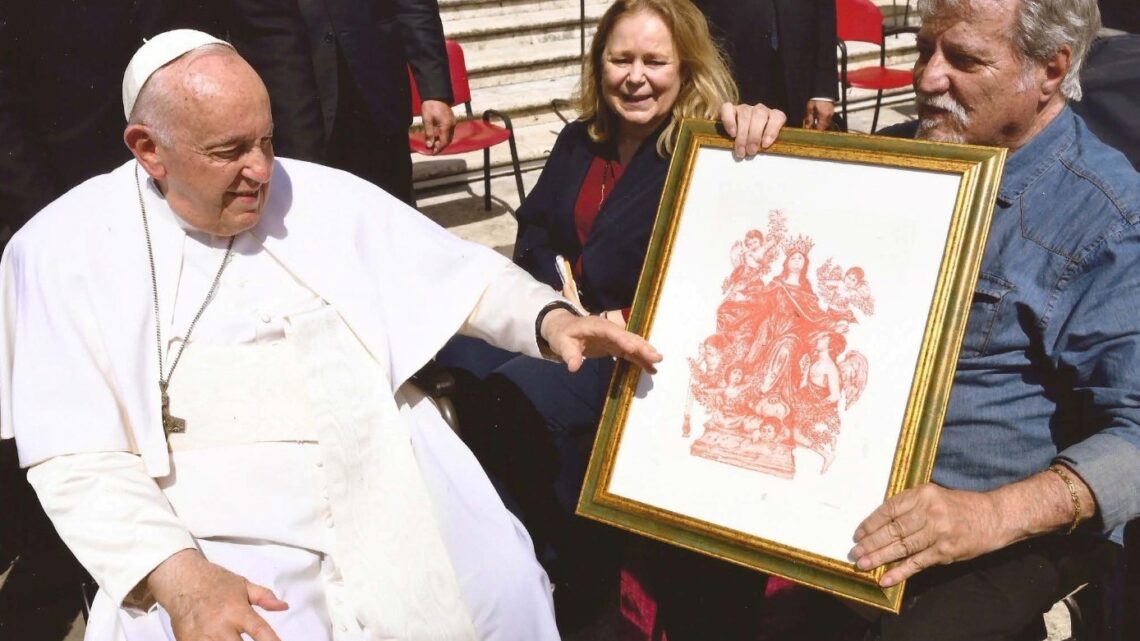 Cassino – Alberto Ceccon dona il suo libro a Papa Francesco: “Una grande emozione” Cassino – Alberto Ceccon dona il suo libro a Papa Francesco: “Una grande emozione”