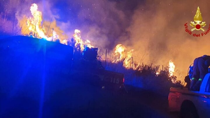 Fiamme a Gaeta, inceneriti 30 ettari di vegetazione. Rogo minaccia deposito Eni