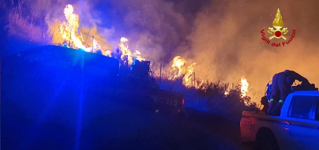 Fiamme a Gaeta, inceneriti 30 ettari di vegetazione. Rogo minaccia deposito Eni