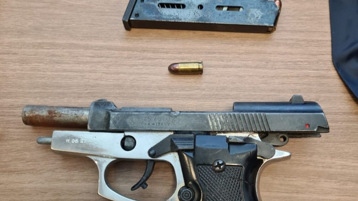 Formia, polizia e carabinieri contro lo spaccio, un arresto in flagranza e una denuncia. Sequestro di armi Formia, polizia e carabinieri contro lo spaccio, un arresto in flagranza e una denuncia. Sequestro di armi