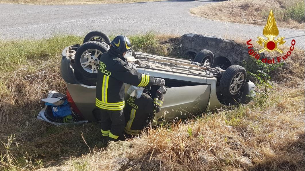 Auto si ribalta ad Anagni, paura per una 72enne