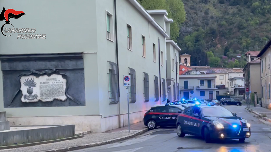 Minaccia gli impiegati ed aggredisce i Carabinieri; arrestato un 49enne