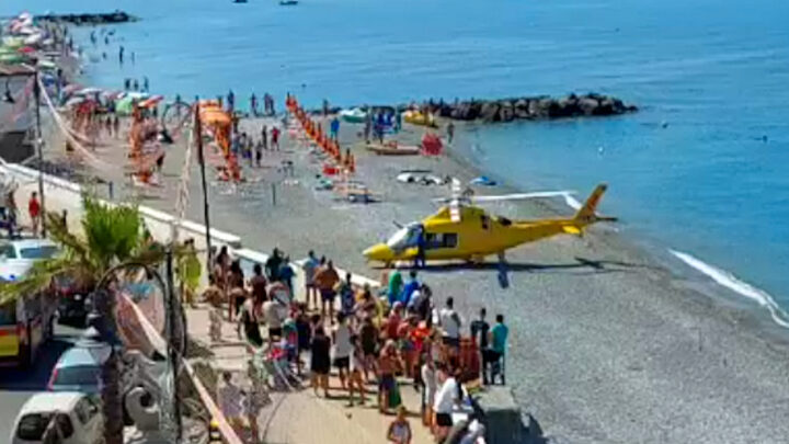 Inghiottito dalla sabbia a Montalto di Castro, muore un 17enne di Roma. Indaga procura di Civitavecchia