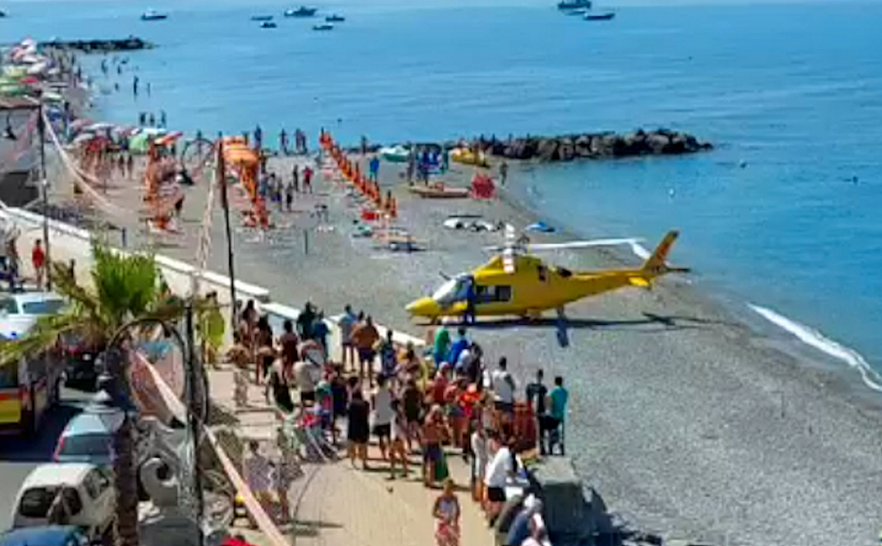Dramma in spiaggia, anziano colto da malore mentre fa il bagno, atterra eliambulanza, inutili i soccorsi Dramma in spiaggia, anziano colto da malore mentre fa il bagno, atterra eliambulanza, inutili i soccorsi