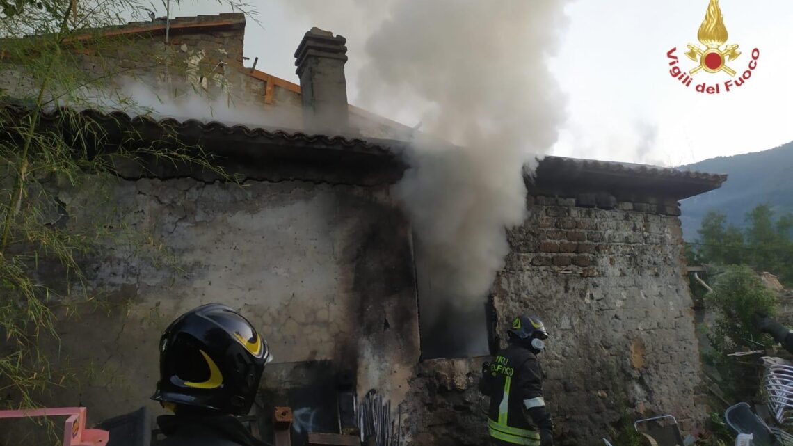 Casa rurale in fiamme a Villa Santo Stefano