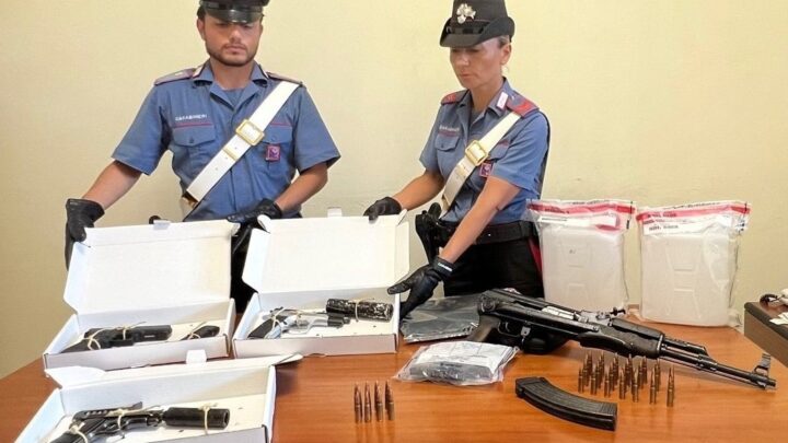 Castel Gandolfo – Carabinieri scoprono furgone con arsenale con armi comuni da sparo e una da guerra