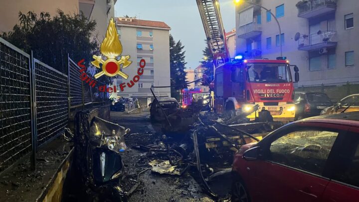 Roma – Esplode camper e l’incendio coinvolge auto e palazzo