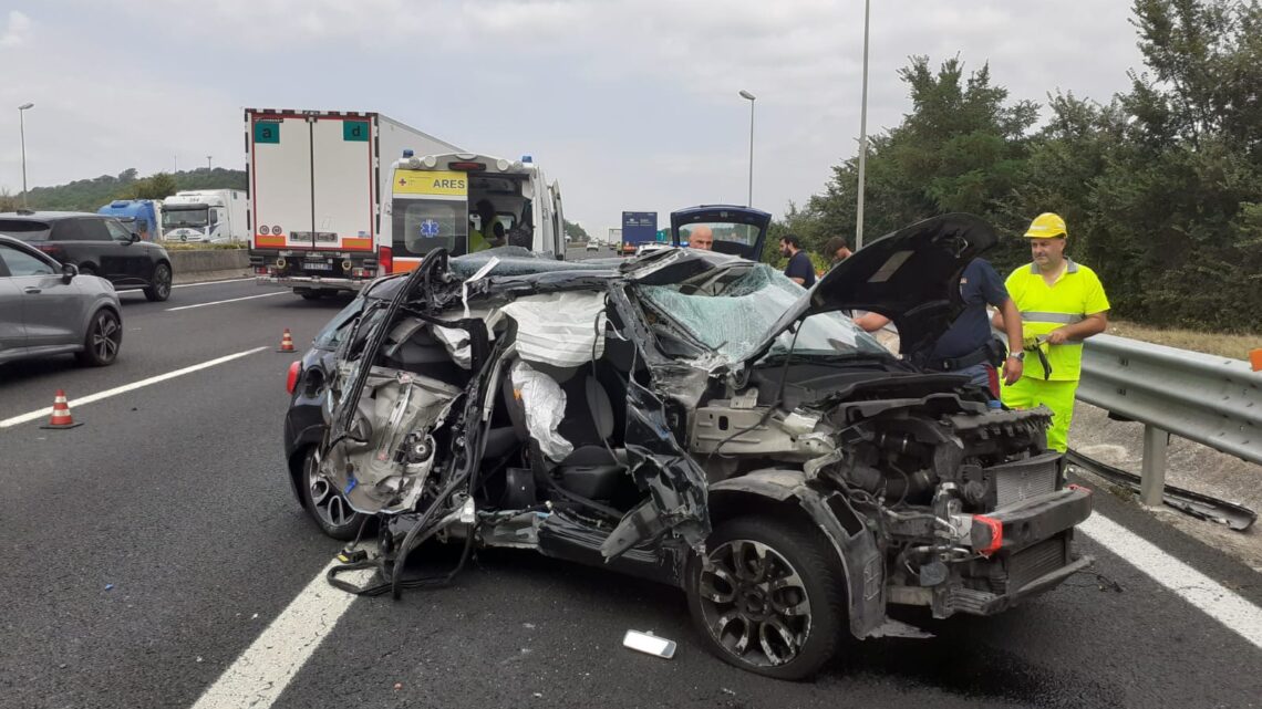 Si ribalta con l’auto in A1 a Cassino, 20enne in gravi condizioni – FOTO