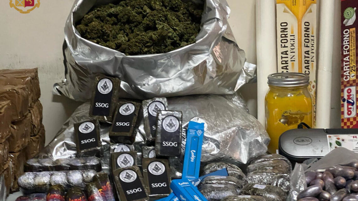 Roma – Appartamento usato come base di stoccaggio hashish e marijuana, sequestrati 40 chili di droga a Centocelle Roma – Appartamento usato come base di stoccaggio hashish e marijuana, sequestrati 40 chili di droga a Centocelle