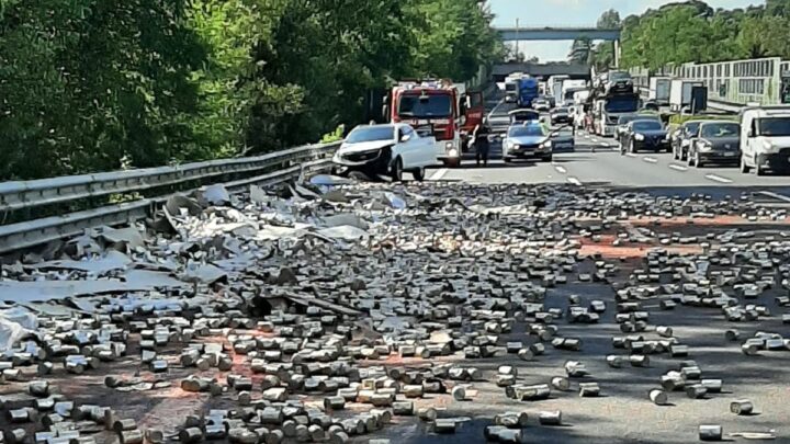 Incidente sull’A1 ad Arnara, tir perde carico, strada invasa da barattoli di pomodoro