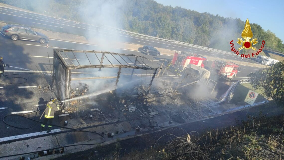 Autotreno in fiamme sull’autostrada A1 a Caianello