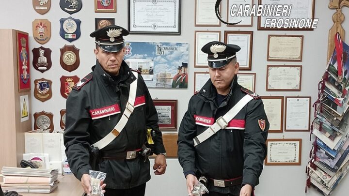Cassino – Viaggiava con 15 panetti di hashish e 22 dosi di cocaina, arrestato