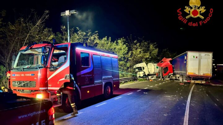 Incidente stradale tra due autoarticolati sulla telesina a Gioia Sannitica, Vigili del Fuoco tagliano cabina per estrarre autista