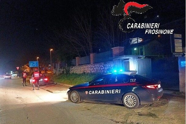 Incappucciati sull’auto rubata, inseguiti dai carabinieri scappano a piedi