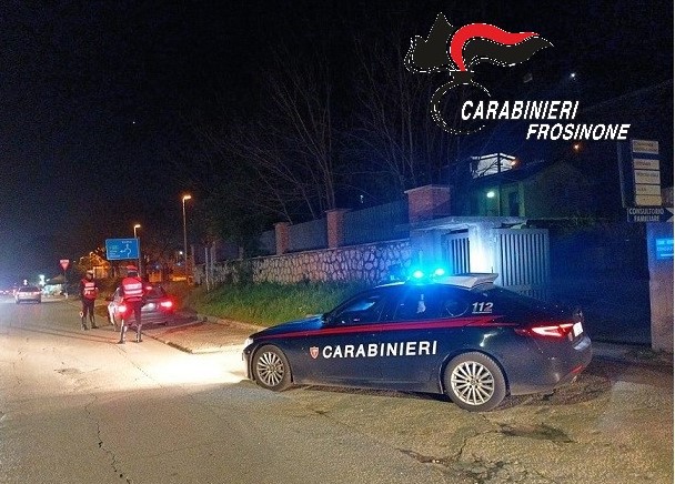 Incappucciati sull’auto rubata, inseguiti dai carabinieri scappano a piedi