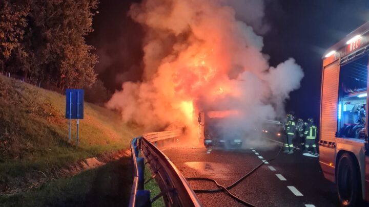 Camion in fiamme sull’autostrada A1 a Pontecorvo, vigili del fuoco sul posto