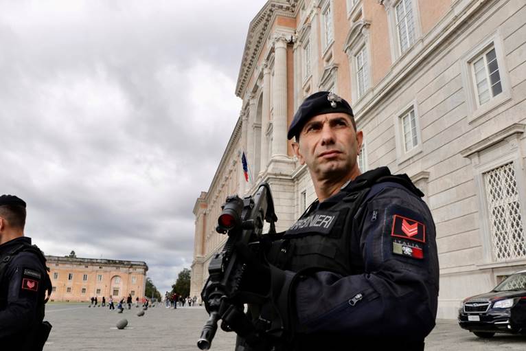 Festività in sicurezza, reparti speciali dei carabinieri alla Reggia di Caserta