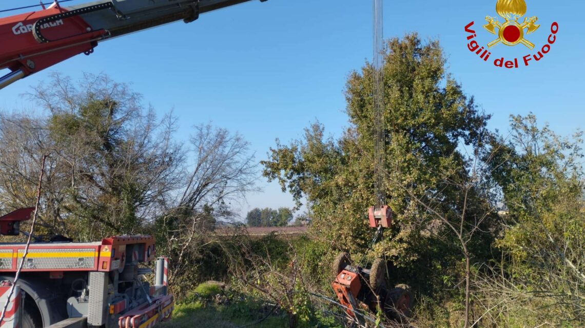 Cade nel canale con il trattore e rimane incastrato, un morto a Pastorano