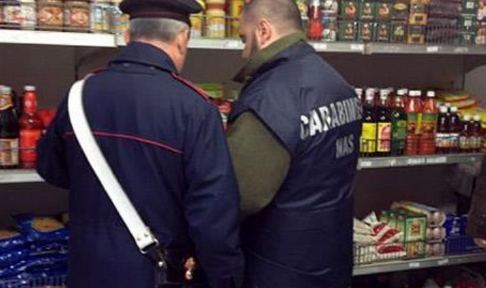 Alimenti scaduti nel supermercato, carabinieri del Nas ne sequestrano 130 chili