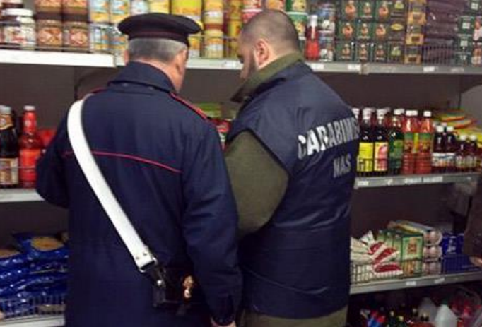 Alimenti scaduti nel supermercato, carabinieri del Nas ne sequestrano 130 chili