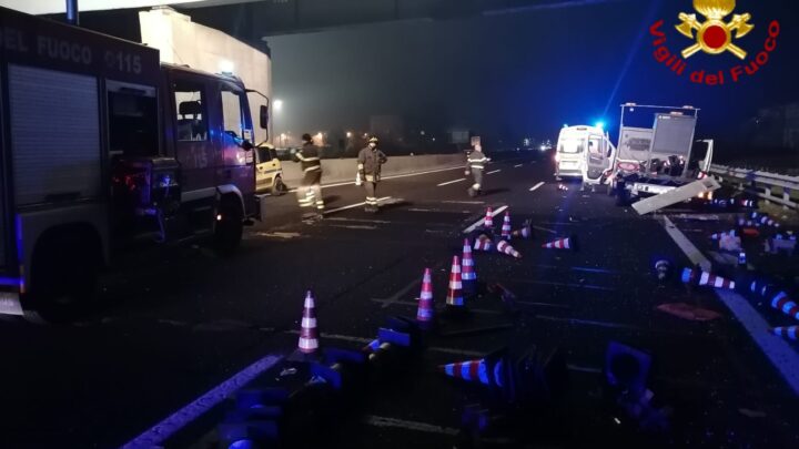 Strike con feriti sull’A1 a Frosinone, auto tampona furgone che trasporta birilli stradali