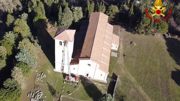 Il tetto del Campanile dell’Abbazia di Castel San Vincenzo messo in sicurezza dai Vigili del Fuoco