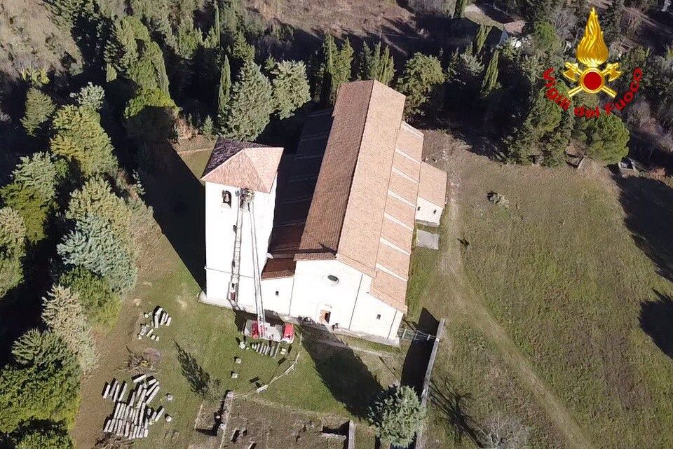 Il tetto del Campanile dell’Abbazia di Castel San Vincenzo messo in sicurezza dai Vigili del Fuoco