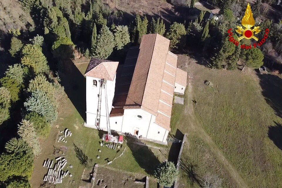 Il tetto del Campanile dell’Abbazia di Castel San Vincenzo messo in sicurezza dai Vigili del Fuoco Il tetto del Campanile dell’Abbazia di Castel San Vincenzo messo in sicurezza dai Vigili del Fuoco