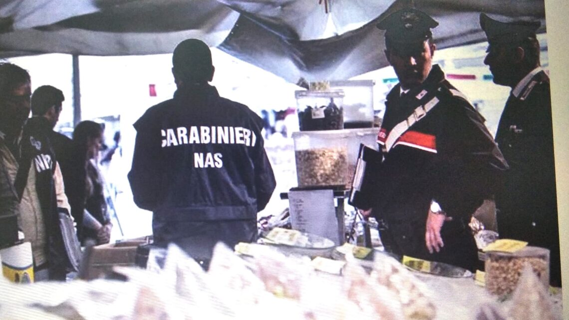 Blitz del Nas al mercato settimanale, sequestrati 3 quintali di alimenti prodotti ittici, ortofrutticoli