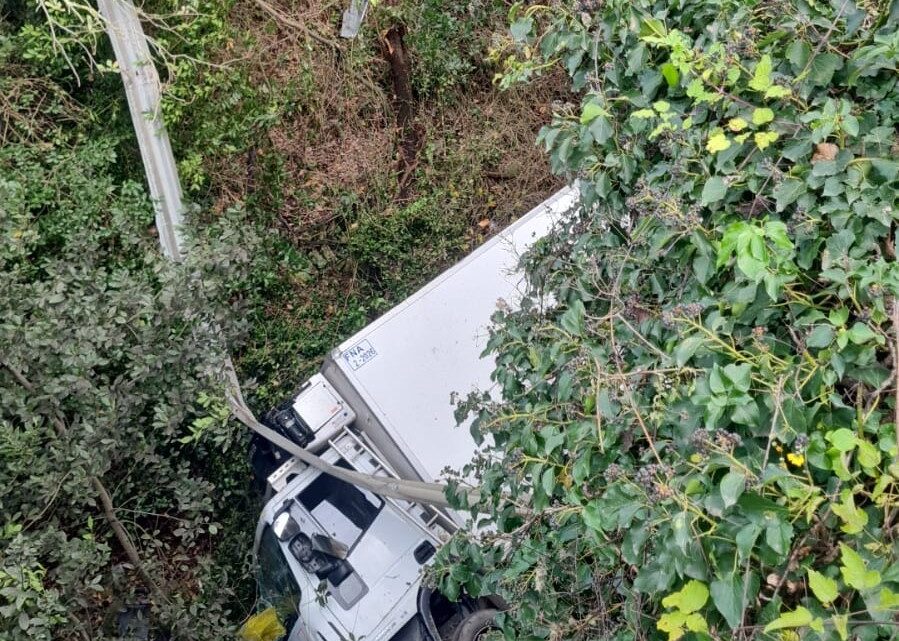 Camion cade da un ponte nei pressi di Ausonia, ferito il conducente
